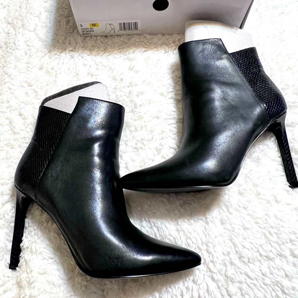 Nine West Black Size 9 Leather Snakeskin Ankle Bootie high heel & pointy toe.